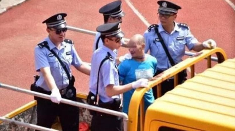 Κίνα: Λαϊκό δικαστήριο με 10.000 «θεατές» καταδίκασε και εκτέλεσε 8 εμπόρους ναρκωτικών (βίντεο)